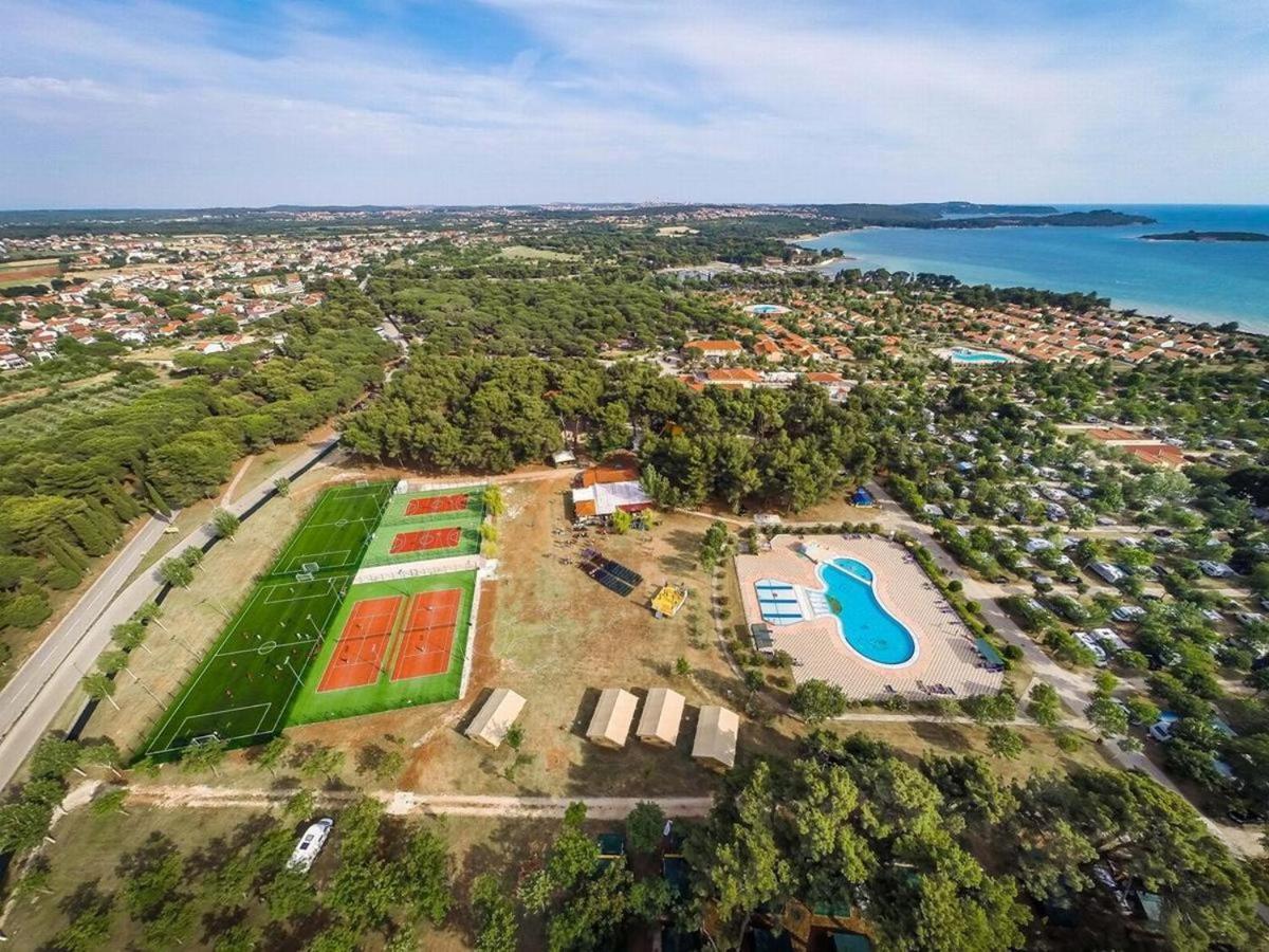 Lux Camp - Mobile Homes In Bi Village Fažana Buitenkant foto